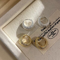 金属の冷たい風のつや消しの耳輪のイヤリングの女性の2025年の新型の爆発の高級感のピアスの気質の独特な耳飾り