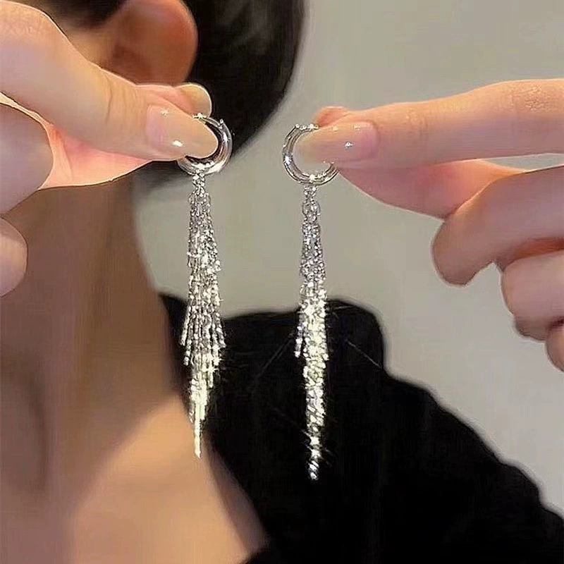 Серьги серебро, небольшой дизайн, лёгкая роскошная кисточка-дропа, универсальная тенденция 2024 года