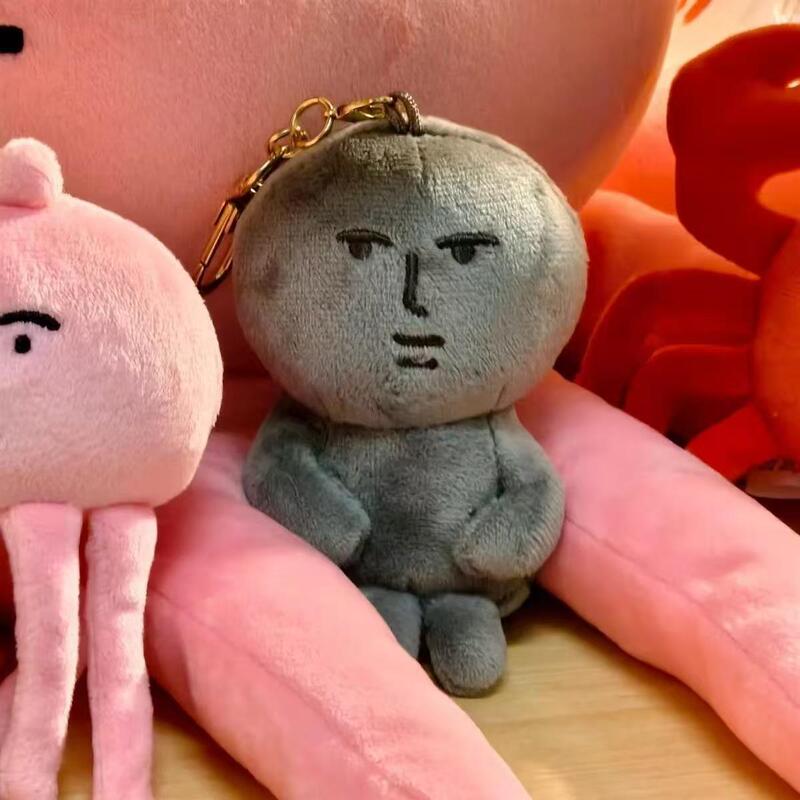 灰色のピンクのウサギは周辺のMyFriendオリジナルの変装シリーズのぬいぐるみのキーホルダーのプレゼントをいじります。|undefined