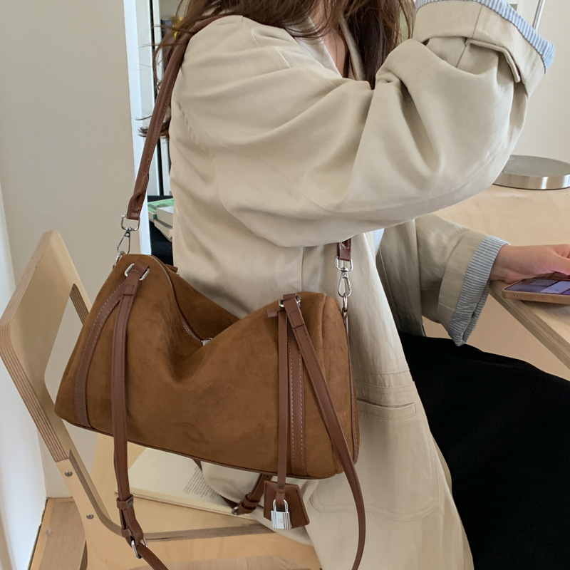 Bolsa de almohada portátil retro esmerilada de gran capacidad para mujeres 2025 nuevo invierno versátil bolso de hombro bolso de viaje