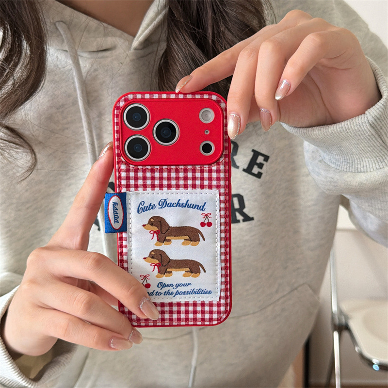 卡通红白格纹棕腊肠狗适用iPhone17promax手机壳苹果1615贴布标签