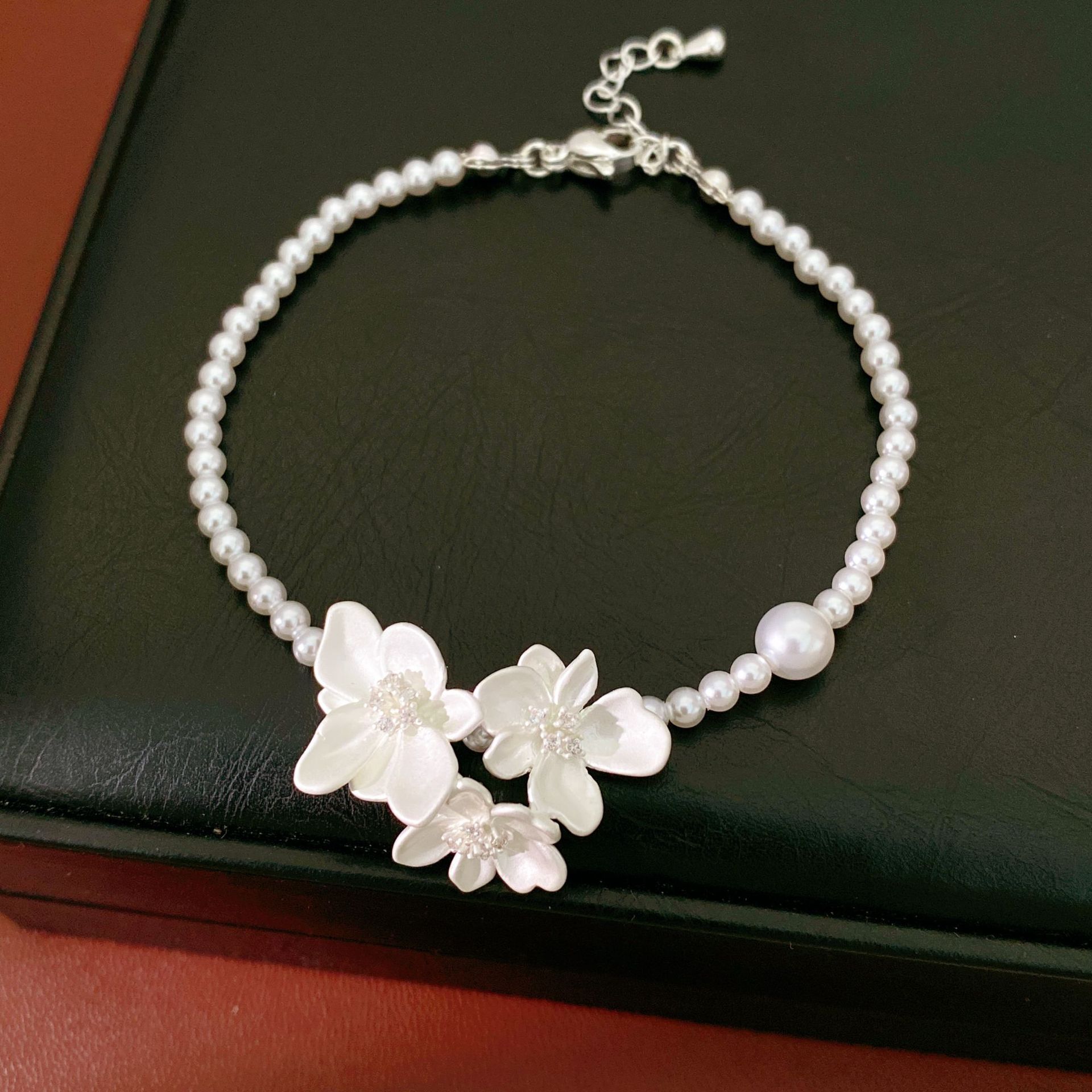 Collar de perlas de flores de zircón de lujo ligero nicho clavícula simple temperamento elegante conjunto de joyería de alta calidad