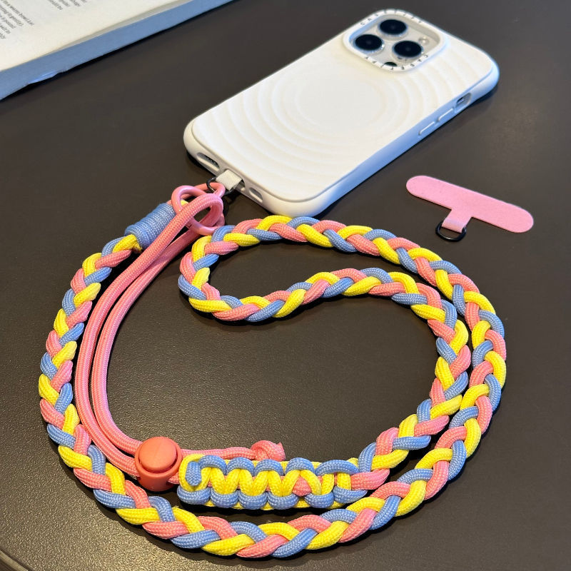 カラーの携帯電話のひもの3本の編みのロープの女子学生は斜めに背もたれのひもにまたがります。|undefined