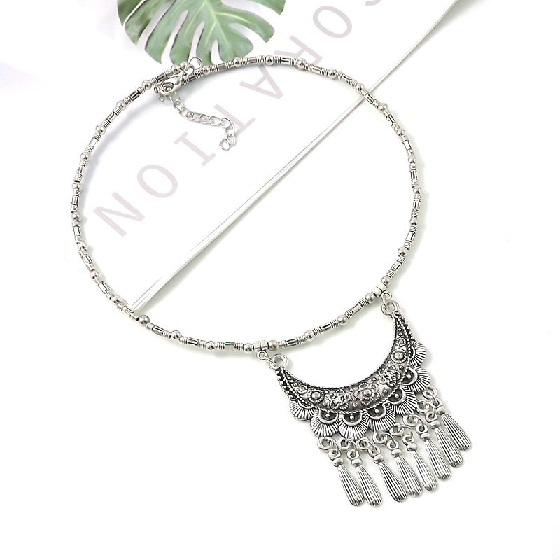 Retro pendant with tassels