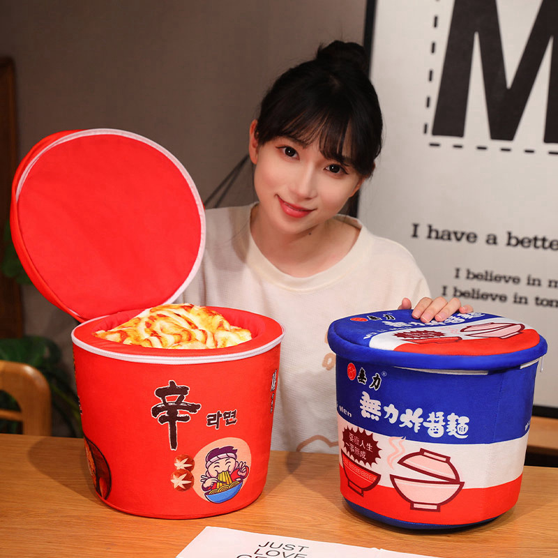 模擬バケツ入りのカップラーメンのジャージャー麺は枕の毛布を抱いて収納します。|undefined