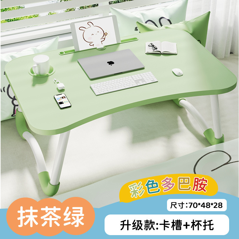 ベッドの上の小さなテーブルは折り畳み式の机があります。|undefined