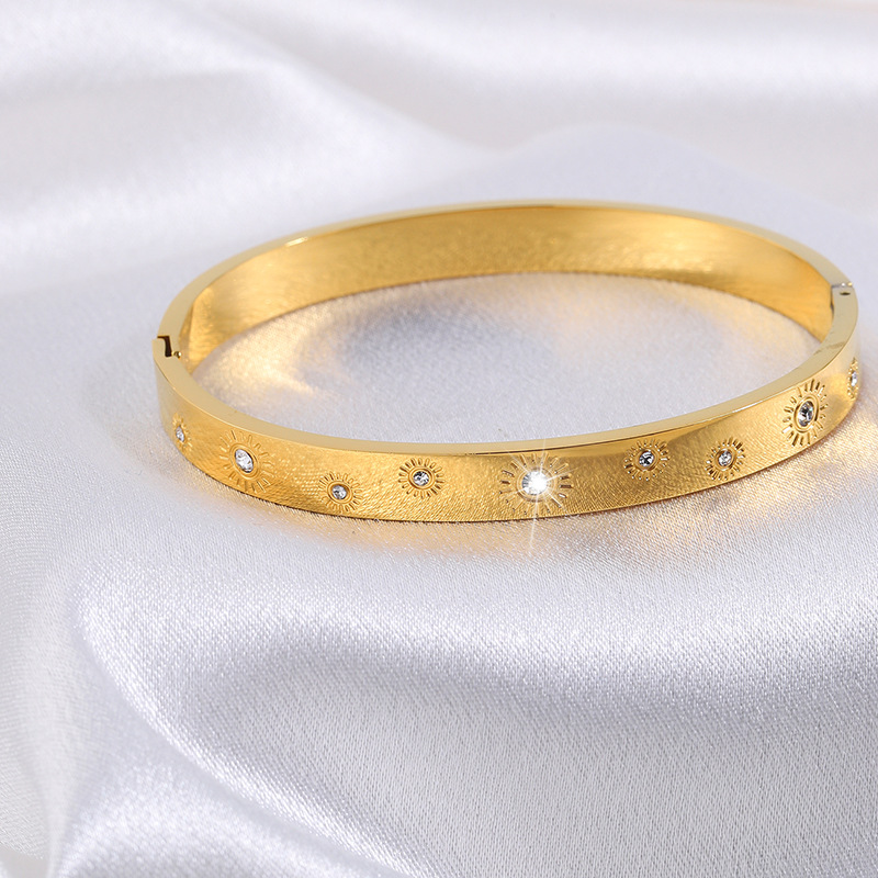 Brazalete de acero de titanio rune sol de Europa y América con diamantes ligeros de lujo nicho brazalete de oro de mujeres de apertura transfronteriza brazalete de alto nivel image 4