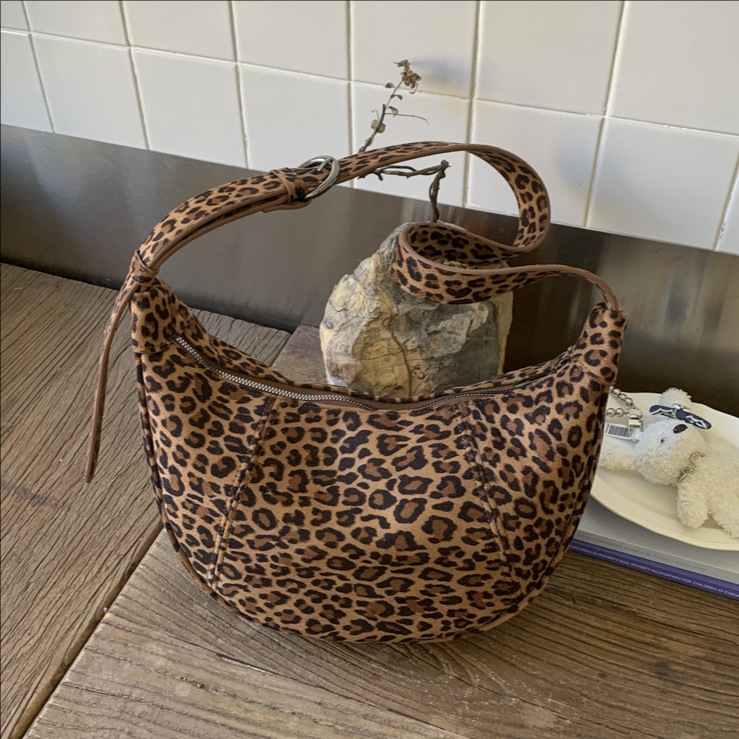 Transfronterizo de alto nivel bolsas de bolsillo para mujeres otoño y invierno 2025 nuevo estilo de gran capacidad de mochila de hombro de viaje de leopardo mochila