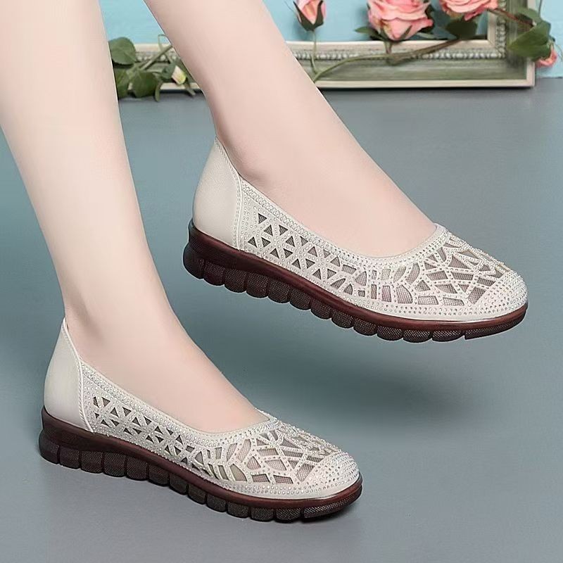 Zapatos de cuero suave de malla de verano, zapatos de mujer transpirables delgados, zapatos de madre cómodos, sandalias de mediana edad.