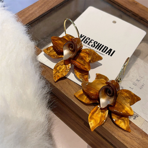 Niche designer-style jasmine white and coffee French retro floral earrings, niche exaggerated petal temperament ear accessories