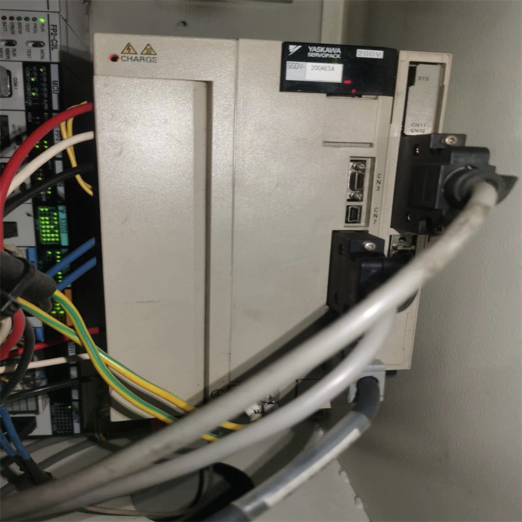 SGD7S-2R8AA0A002 SGDV-210D21A02驱动器SGDV-120A11A SGD7S-1R6A