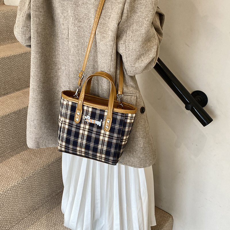 Bolsas de lona populares de este año, bolsas de lona de gran capacidad para mujeres, 2024 nuevo otoño y invierno bolsas de celosía, bolsas de cubo de mano