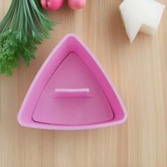 新商品の日本式三角おにぎり型弁当の海苔巻き寿司の赤ちゃんの補助食はご飯の道具を押します。