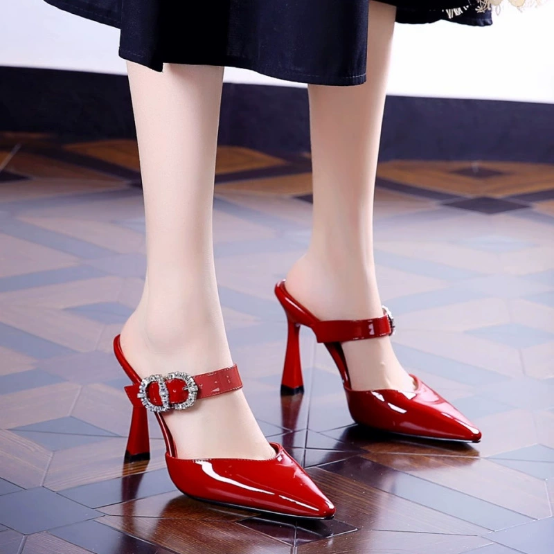 Женские босоножки на высоком каблуке для улицы, лето 2025, лакированная кожа, пряжка со стразами, сексуальные тапочки с открытым носком, бордовые полутапочки на шпильке