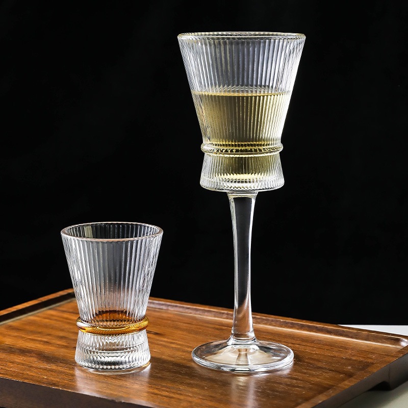 Cortes elegantes copas de vino alto de pie alto en tazas de cóctel de atmósfera princesa de bebidas de vidrio