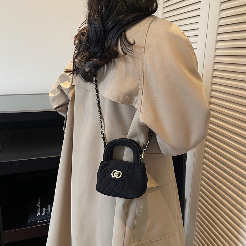 Primavera y verano nuevo bolso infantil de seda, hilo de seda, pequeño viento fragante, bolso de mano de chicas, cadena de moda coreana, bolso cross-border.