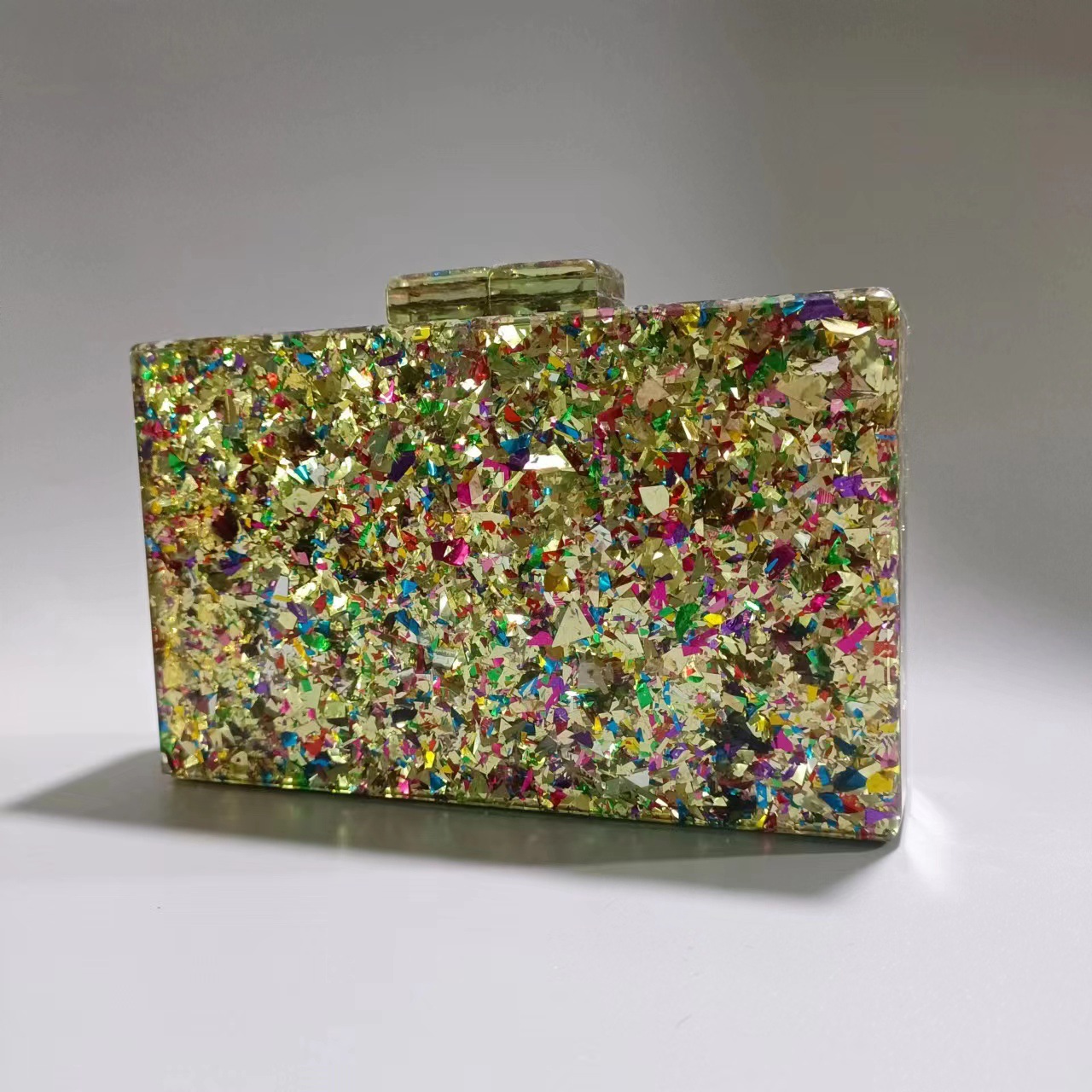 Pochette élégante pour femme en acrylique ornée de sequins dorés et argentés, idéale pour les soirées, les mariages et les occasions spéciales. Pochette de cérémonie pour banquet de mariage._voghion.com