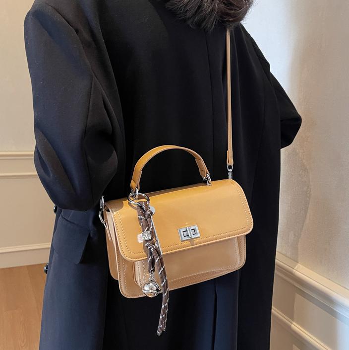 Bolsa de mano pequeña para mujeres 2024 nuevo estilo de piel de cera de aceite retro bolso de viaje de color sólido simple ocio de alta sensación bolso de mochila