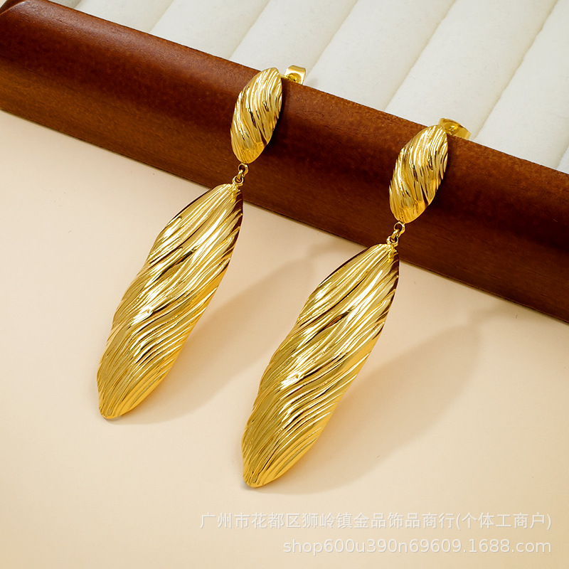 Venta caliente transfronteriza Pendientes de acero de titanio europeos y americanos, temperamento retro de la industria pesada, textura exagerada y pulida, pendientes personalizados, grandes