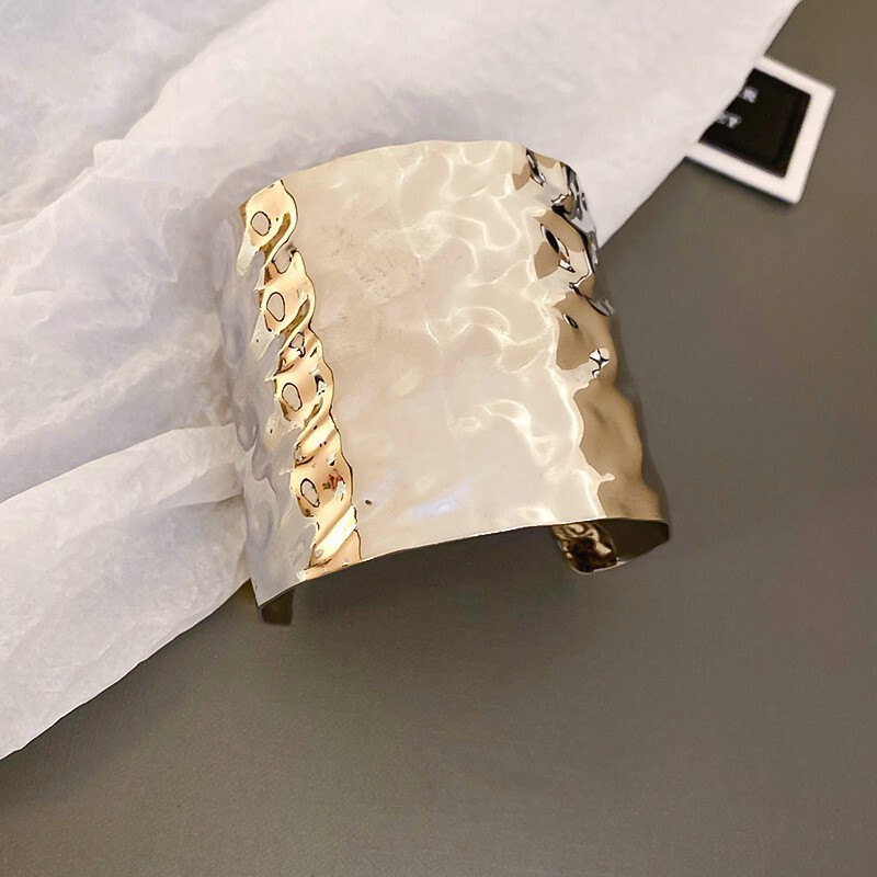 新商品の重工欧米の金属風のブレスレットは精巧で豪華な気質の手環の広い辺の個性の高級感の手飾りの卸売りです。|undefined