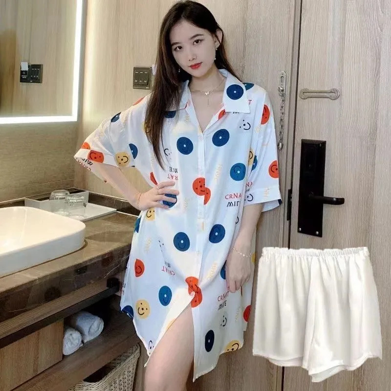 하얀 웃는 얼굴 + 하얀 반바지