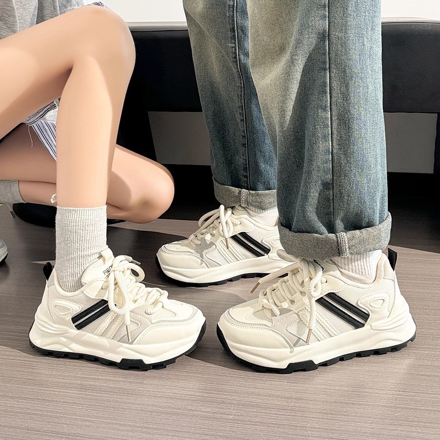 Pequeños zapatos blancos para mujeres 2025 nuevos zapatos deportivos de estudiantes zapatos de skate para mujeres zapatos de carreras casuales con suela plana