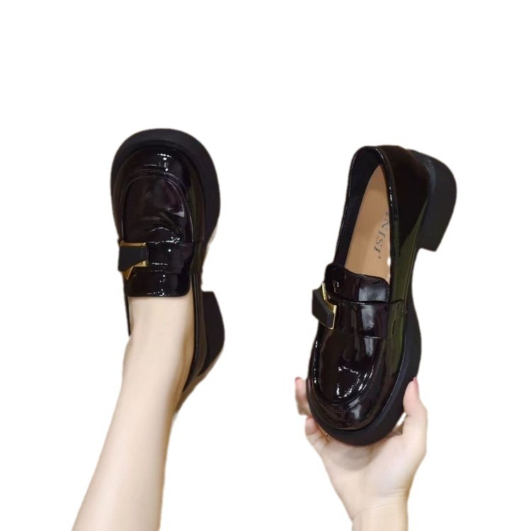 Loafer Frühjahr/Sommer 2024: Neue, dicksohlige Slipper mit hohem Absatz im Uniform-JK-Stil für Damen – ein modisches Highlight für den Frühling._voghion.com