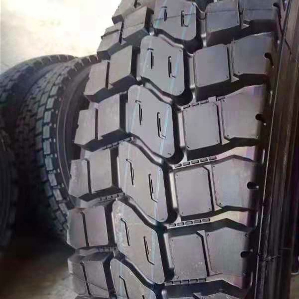 900R20蝴蝶花纹载重卡车全钢丝轮胎 抗撕裂耐磨性高900R20钢丝胎