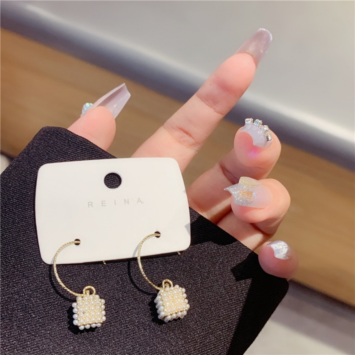 Retro en forma de C cuadrado gancho de perla estilo francés elegante medieval diseño geométrico pendientes de nicho cortesano pendientes