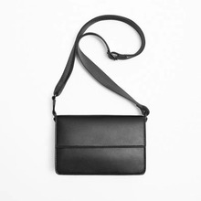 2025新款男包男士复古休闲单肩包黑色翻盖斜挎包邮差包潮流小方包