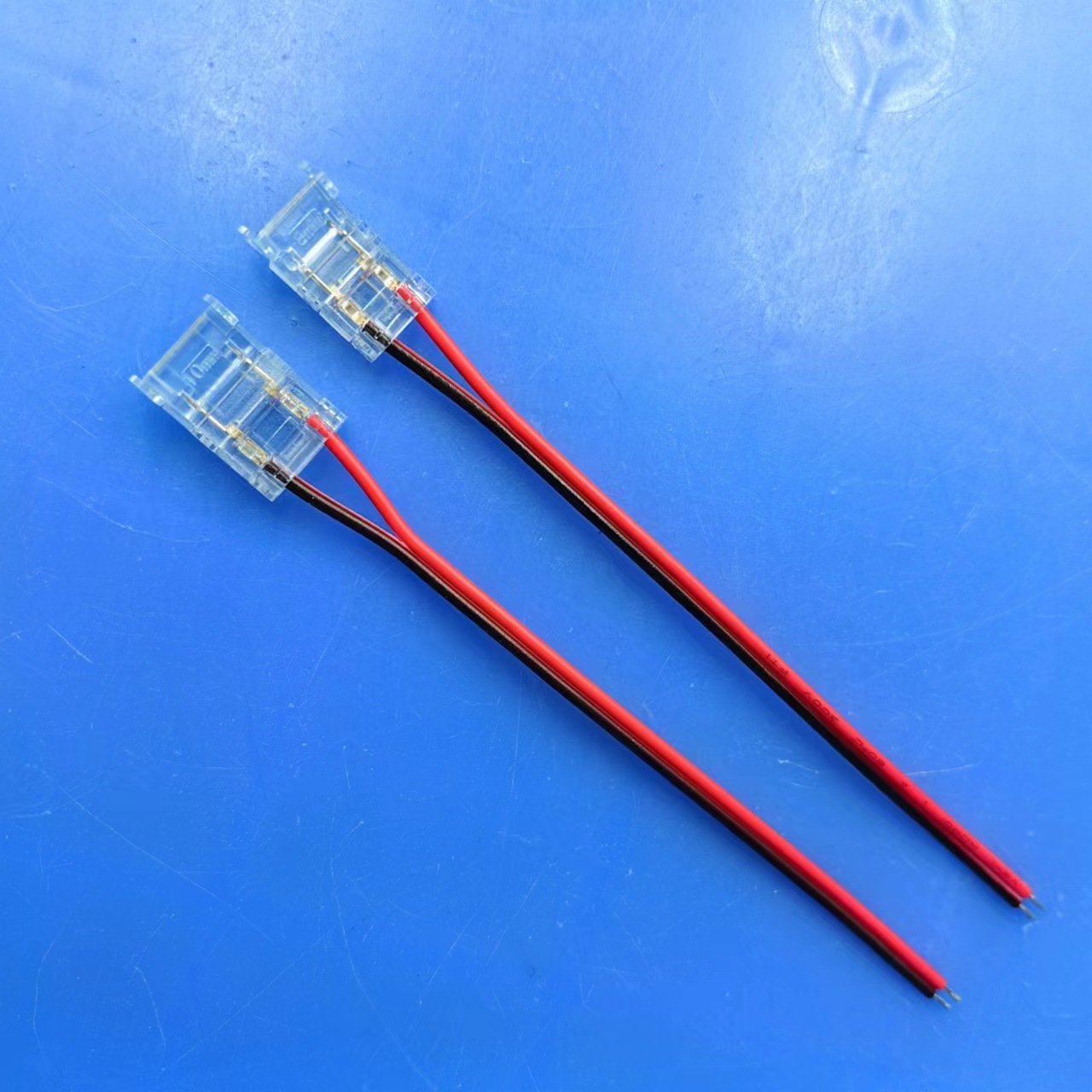 COB LED strip with mini crystal buckle, ultra-thin transparent design, no dark area, connector with 2-wire, 3-wire, 4-wire, and 5-wire wires, no soldering required.