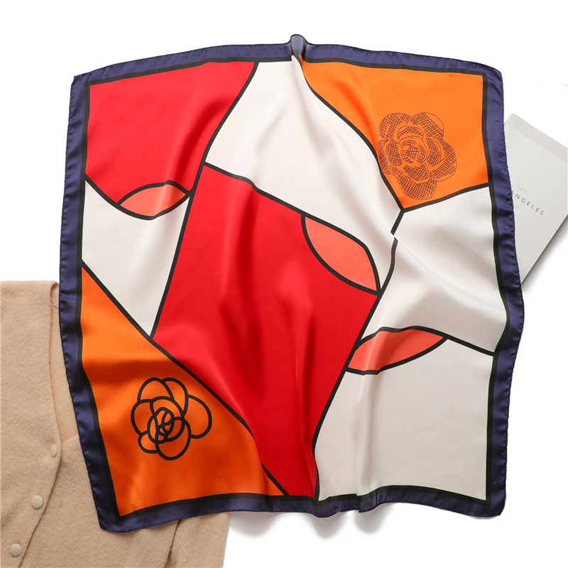 Foulard in seta da donna, elegante sciarpa quadrata con camelia_voghion.com