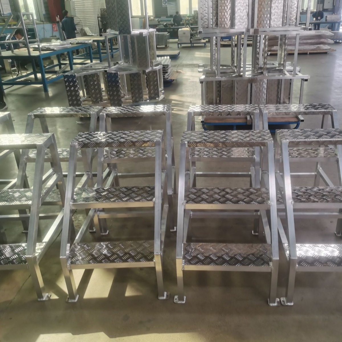 江苏鑫邦花纹铝梯价格优惠航空铝焊接步梯 超轻便携随车携带铝梯