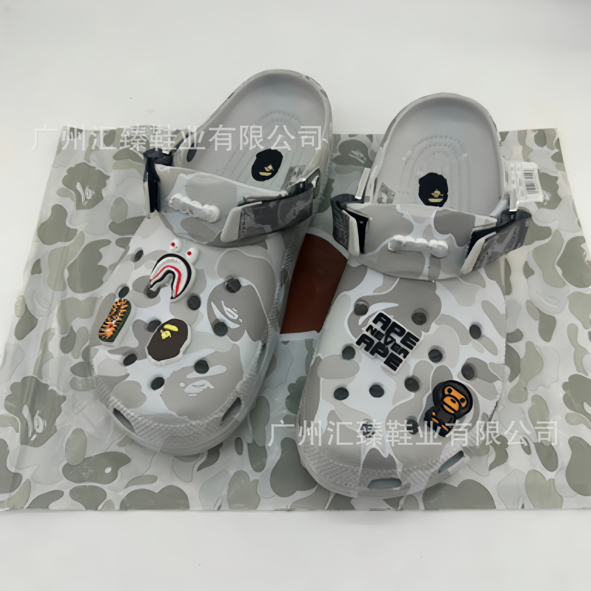 2025 nueva impresión de hebilla de hierro camuflaje cabeza de mono agujero zapatos cómodos y versátiles zapatos para hombres y mujeres sandalias zapatillas de playa