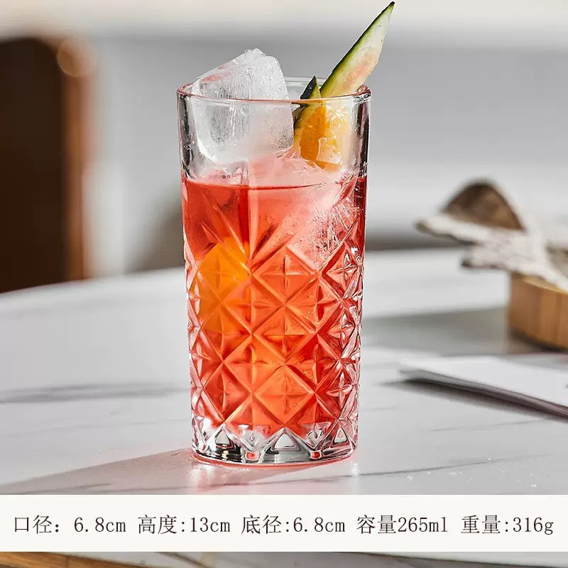 Pasha con copas de cóctel de vidrio creativas, copas de bar de bebidas especiales, copas de vino de alto valor, copas Martini