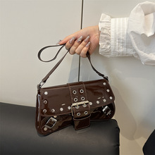 辣妹风铆钉腋下小包包女2025新款时尚小众设计通勤包漆皮单肩包包