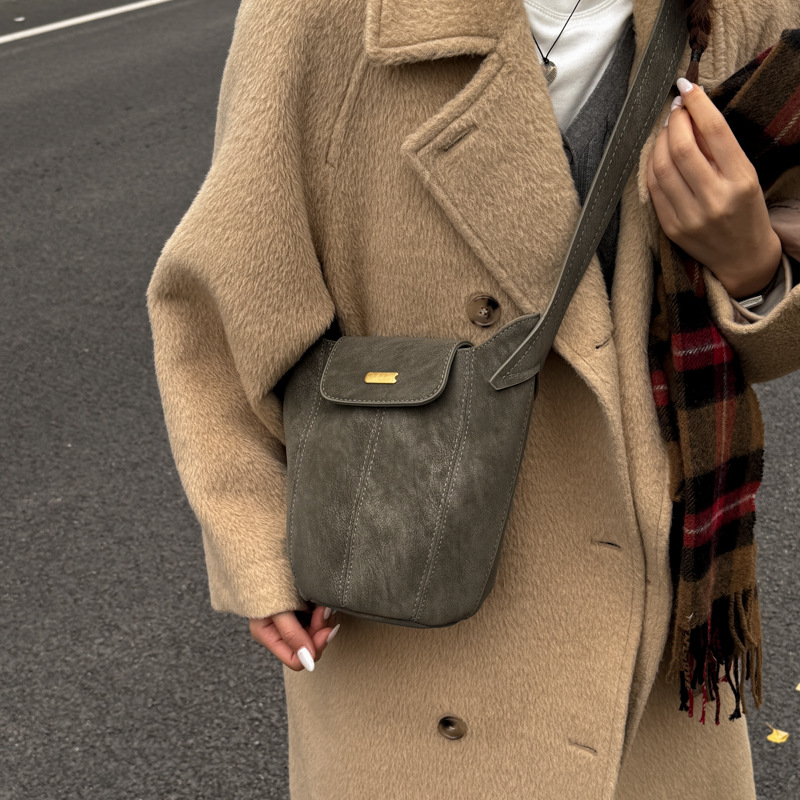 Bolsa de hombro coreana de estilo extranjero de gamuz, bolso de vestir, bolso inferior de mujer otoño-invierno 2025, nuevo nicho retro bolso de cubo de transporte