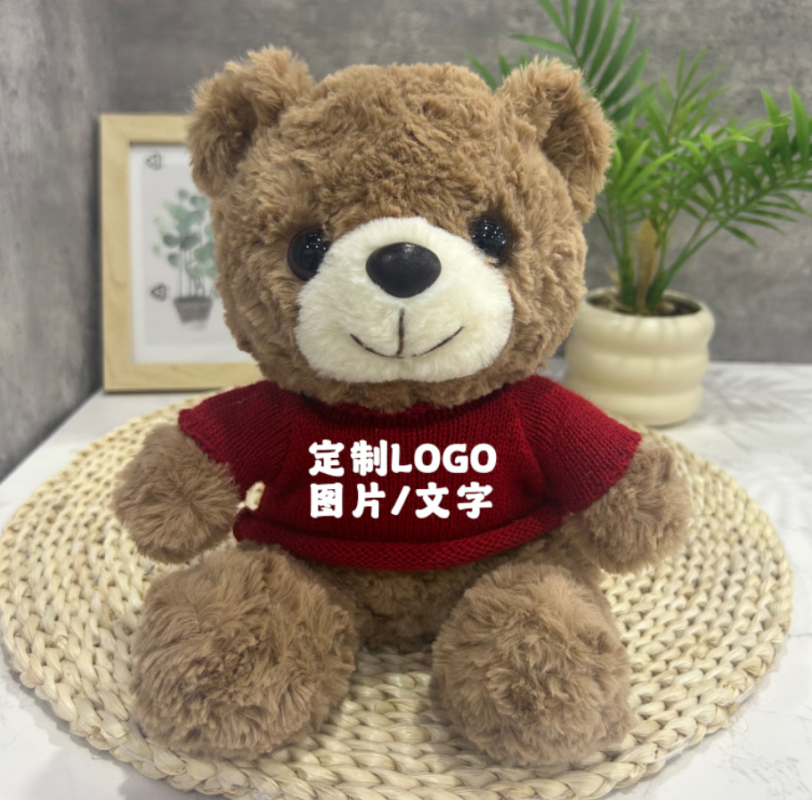 Los juguetes de peluche lindos se pueden combinar con logotipos impresos para enviar muñecas de muebles a amigos y vecinos.