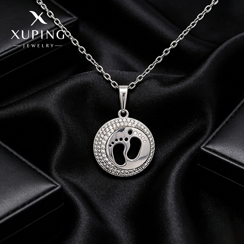 Xuping joyería colgante de huella de pie redondo hueco diseño creativo collar de diamond collar conmemorativo al por mayor