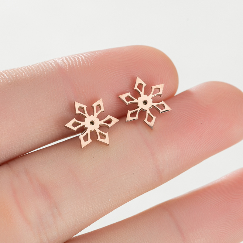 Simple Style Snowflake Stainless Steel Ear Studs Plating No Inlaid Stainless Steel Earrings display picture 3