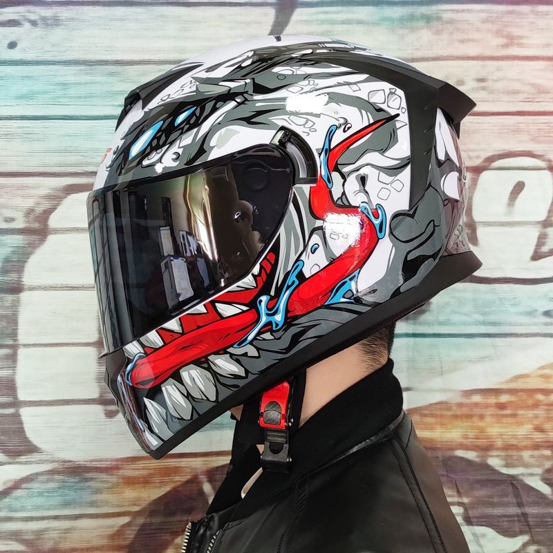 Casco de coche eléctrico LVS para hombres y mujeres de verano casco completo casco colorido personalidad fresco casco de carreras verano