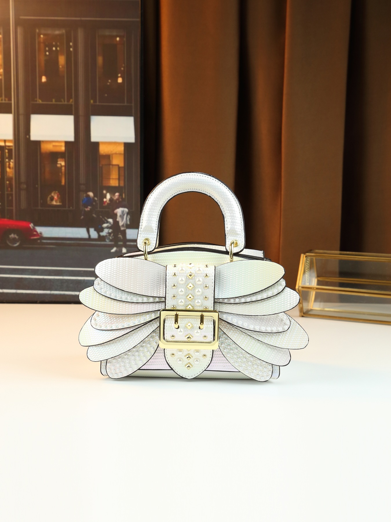 Bolsa tiracolo feminina elegante com pérolas e design de asa_voghion.com