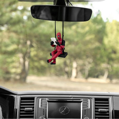 漫画アベンジャーズ デッドプール 車のバックミラー飾り 読書する手をつないでいるフィギュア 車の飾り クリエイティブな車の飾り