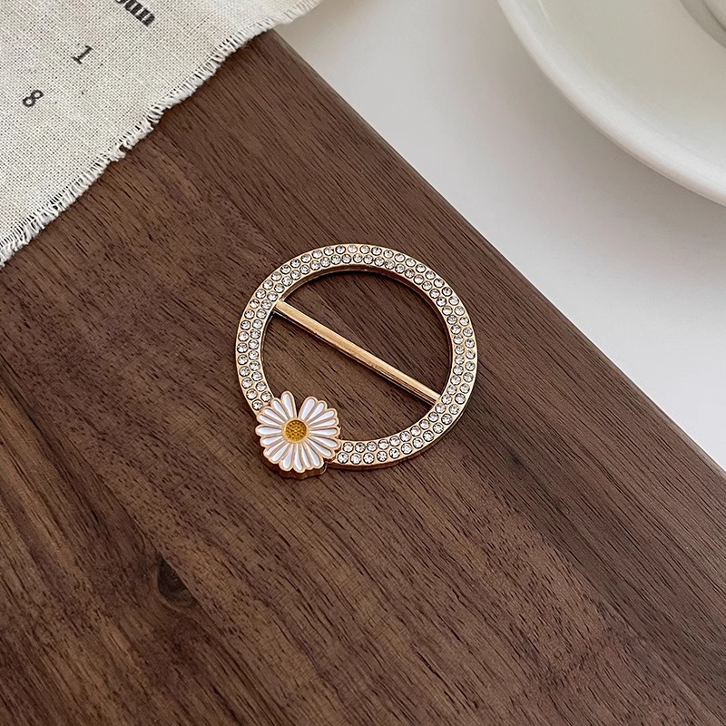 Hebilla anudada en las esquinas de la ropa mujer 2025 nuevo hebilla de toalla de seda botón de perlas de alta gama hebilla de hebilla de ropa de alta gama