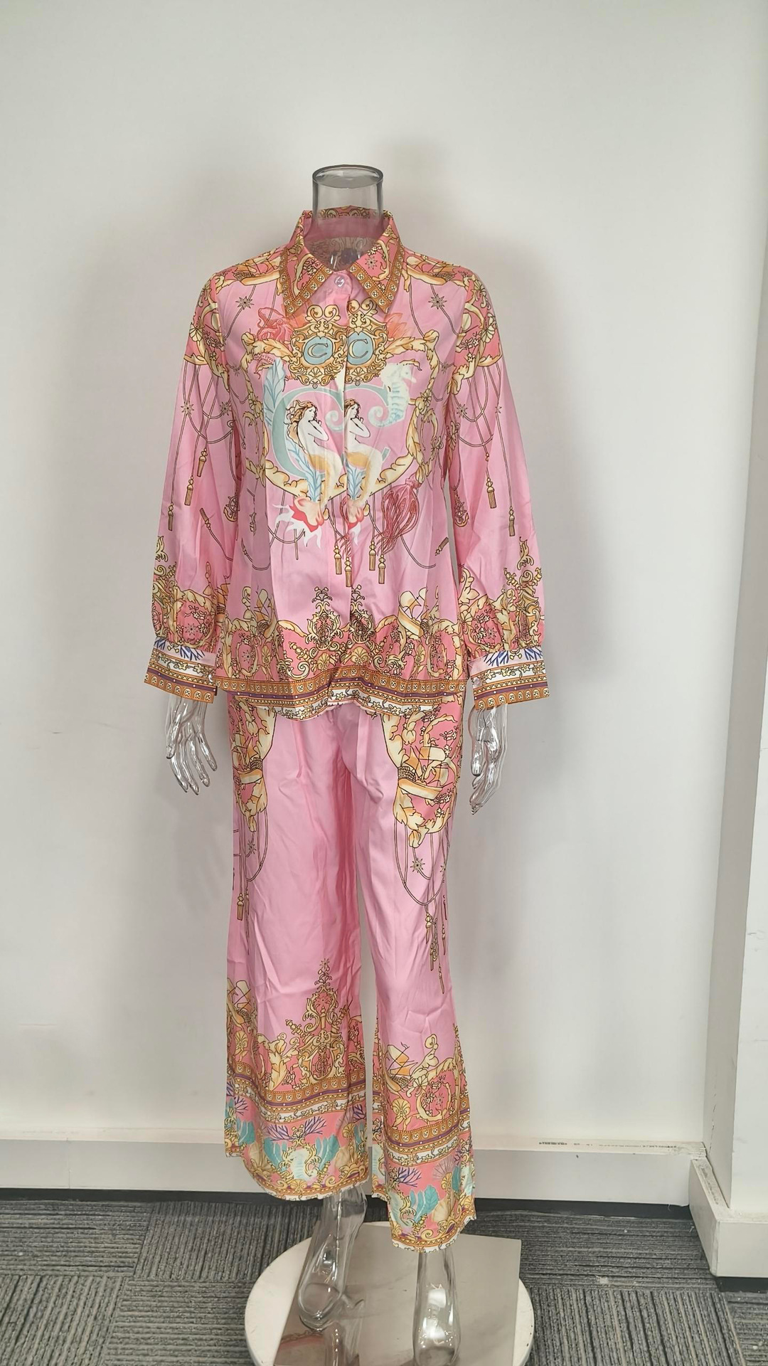 Conjunto elegante de camisa con estampado palacio y shorts mujer_voghion.com
