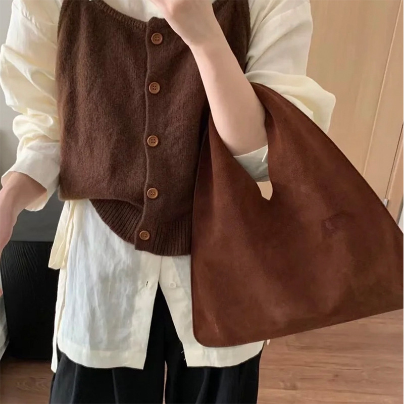 2024 autunno e inverno nuova borsa a mano piccola in pelle scamosciata alla moda borsa a triangolo hobo_voghion.com