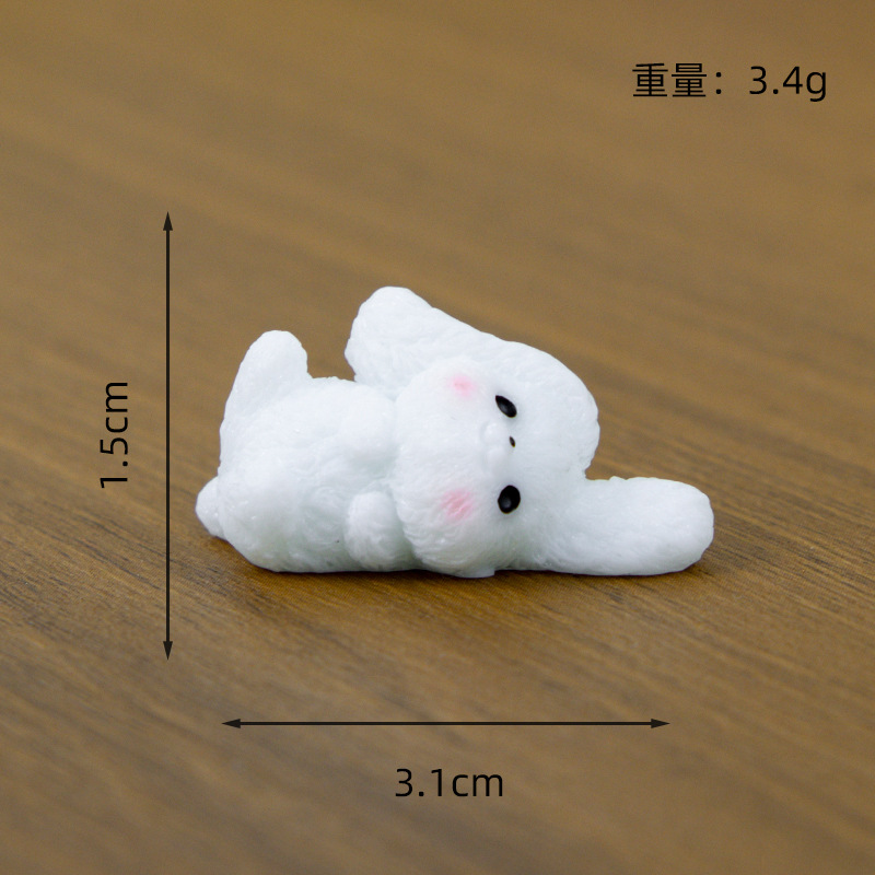 옆으로 누워있는 토끼