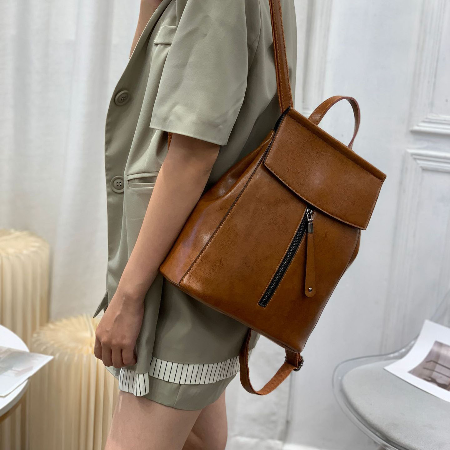 新款真皮翻盖双肩包女学院风书包大学生复古通勤牛皮背包包包女包