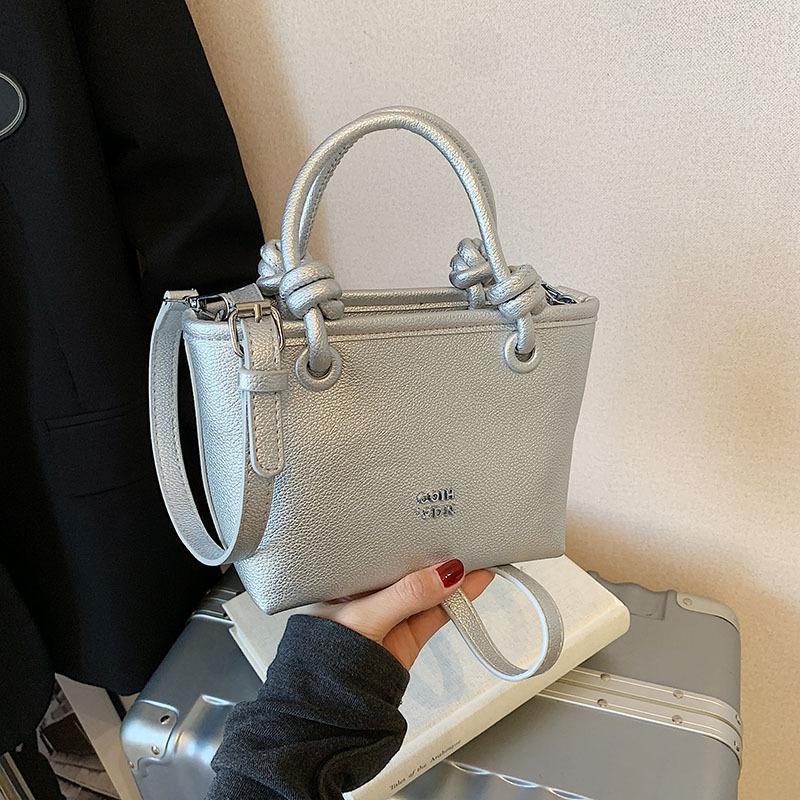 Diseño de nicho de cestas de verduras de moda transfronterizas bolsos de hombro único bolsos de hombro de alta gama bolsos de hombro femenino 100 bolsos de cubo de desplazamiento