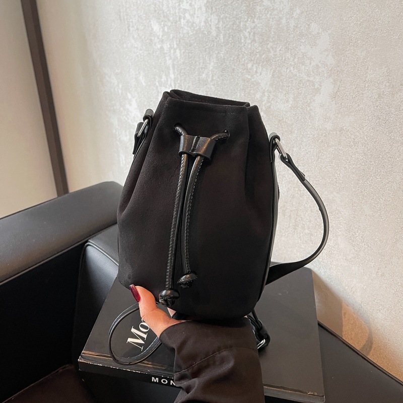 Otoño y invierno retro bolsas de cubo de gamuza de seda clásica bolsas de teléfonos móviles de cordón de gamuza para mujeres 2024 nuevo bolso de camisa